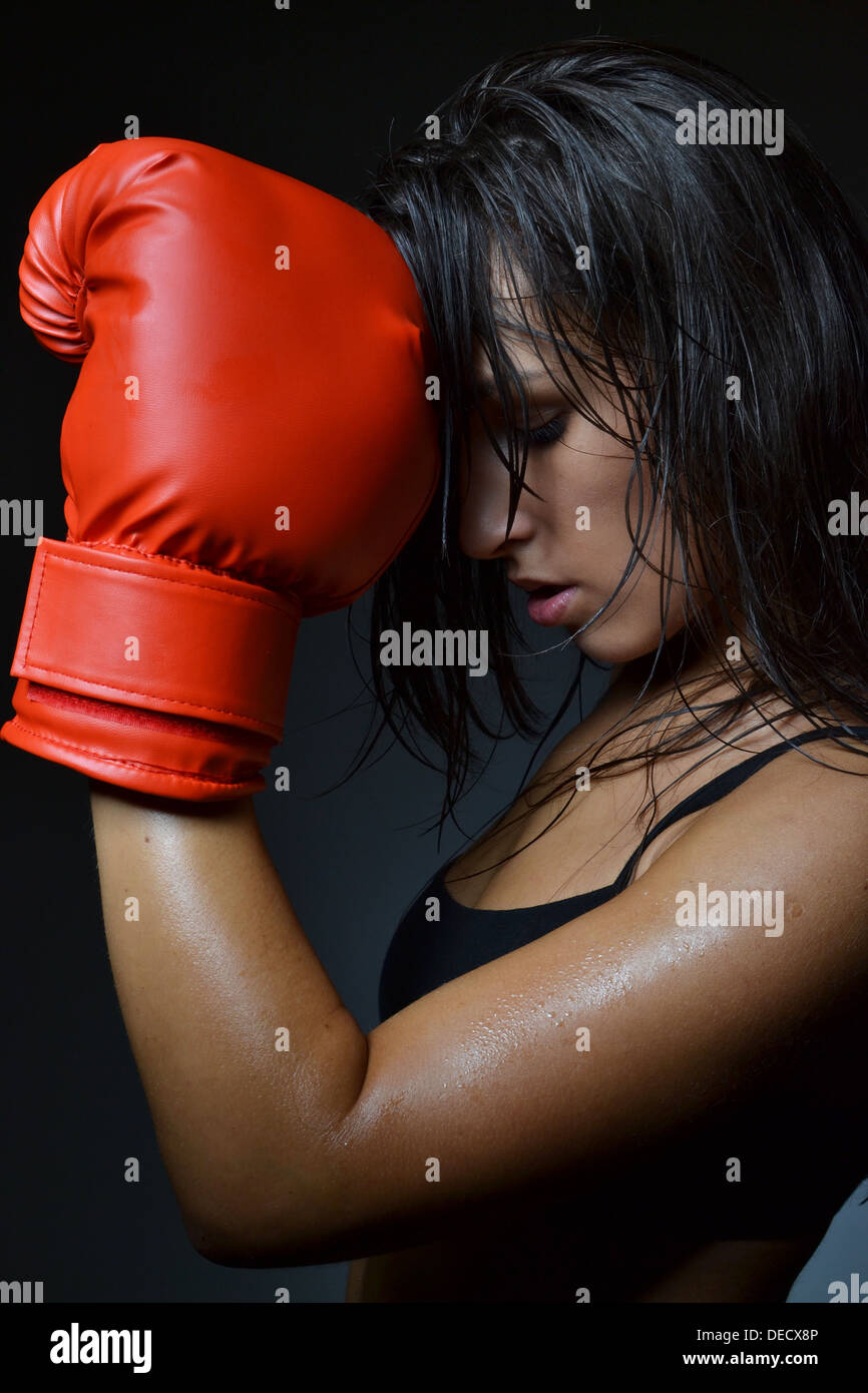 Bella donna boxe Foto Stock