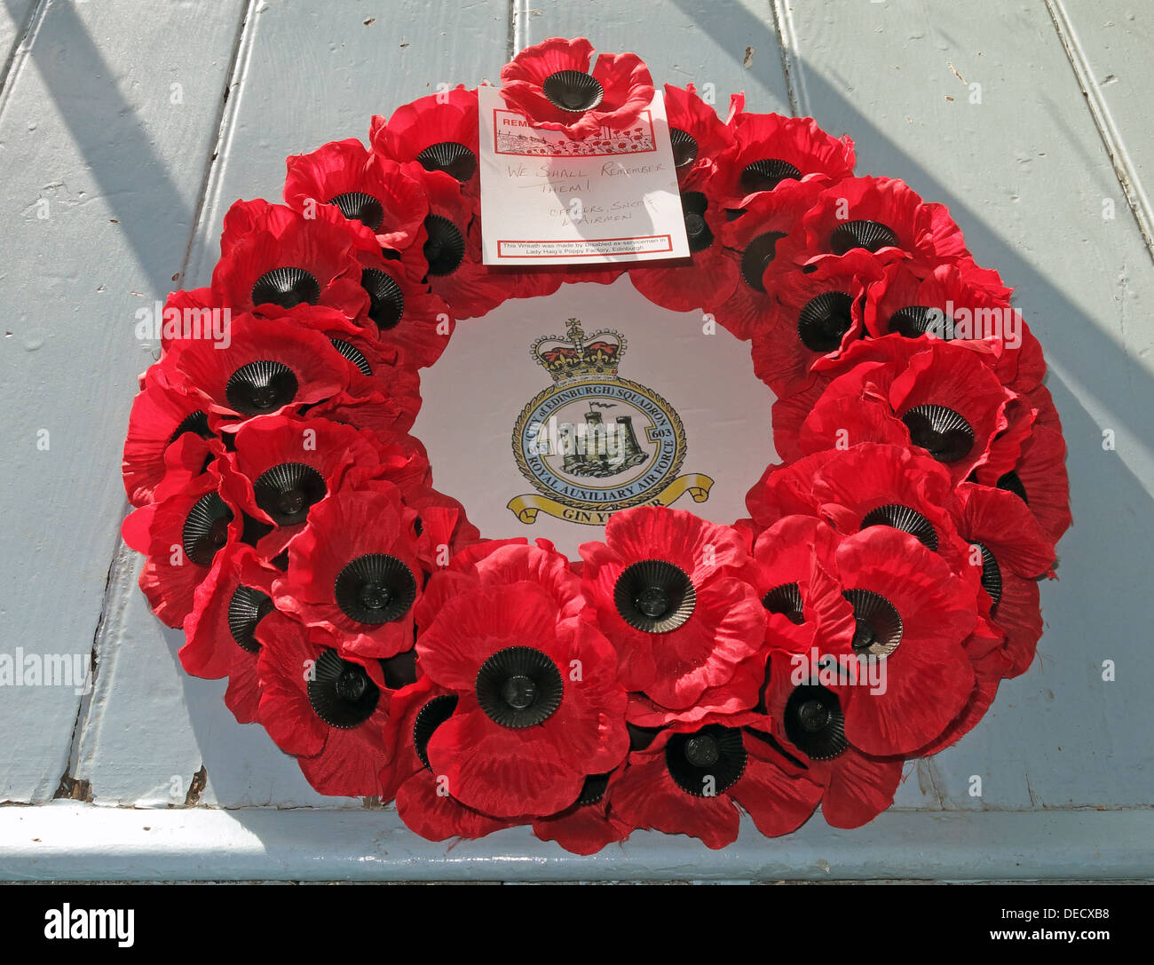 Papavero rosso corona rimembranza giorno ausiliario Royal Air Force città di Edimburgo Squadron 603 a Canongate Kirk Foto Stock