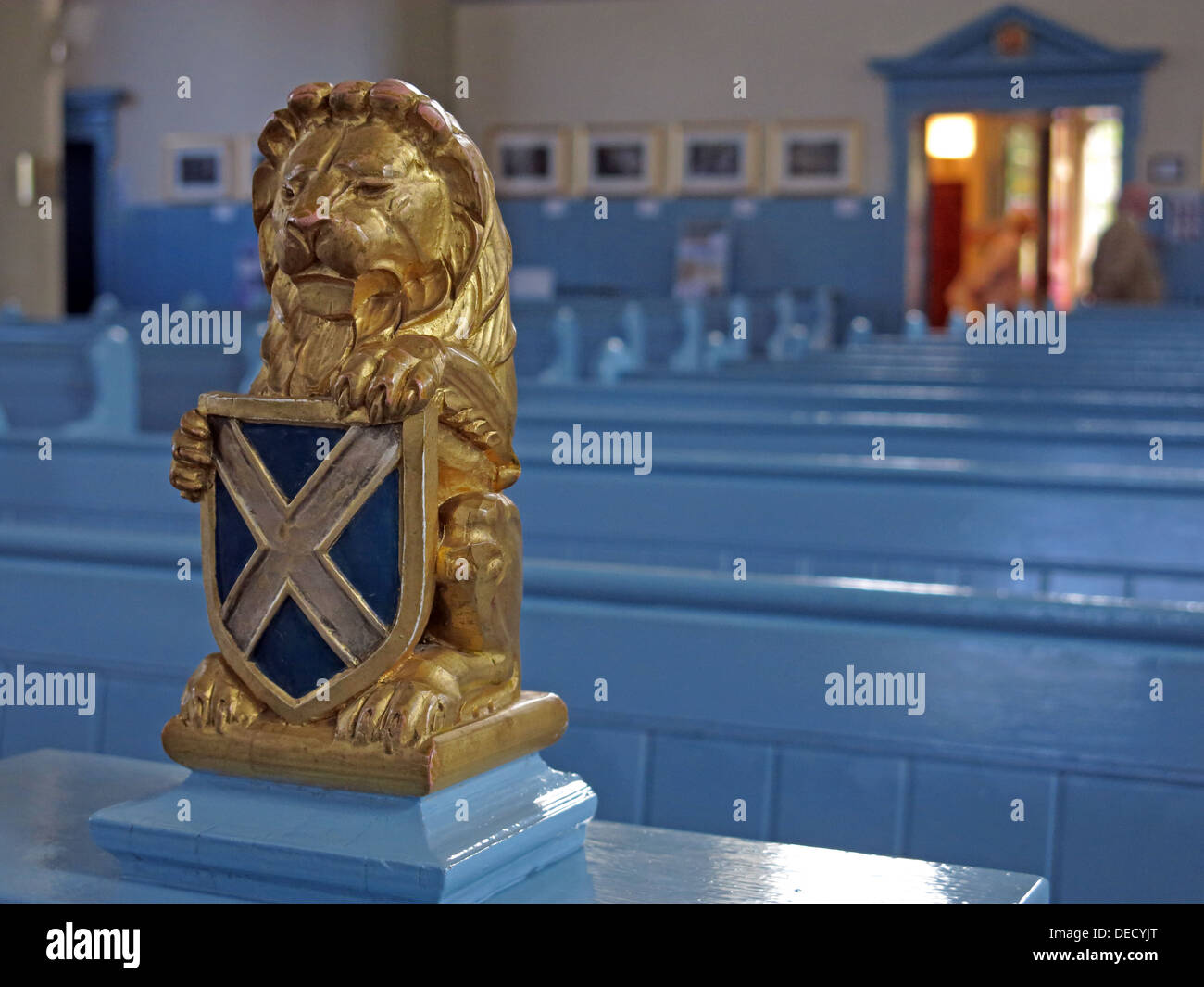 Scots lion tenendo un Saltaire scudo pronto per l'indipendenza dal Royal Mile Chiesa di Canongate Kirk Foto Stock