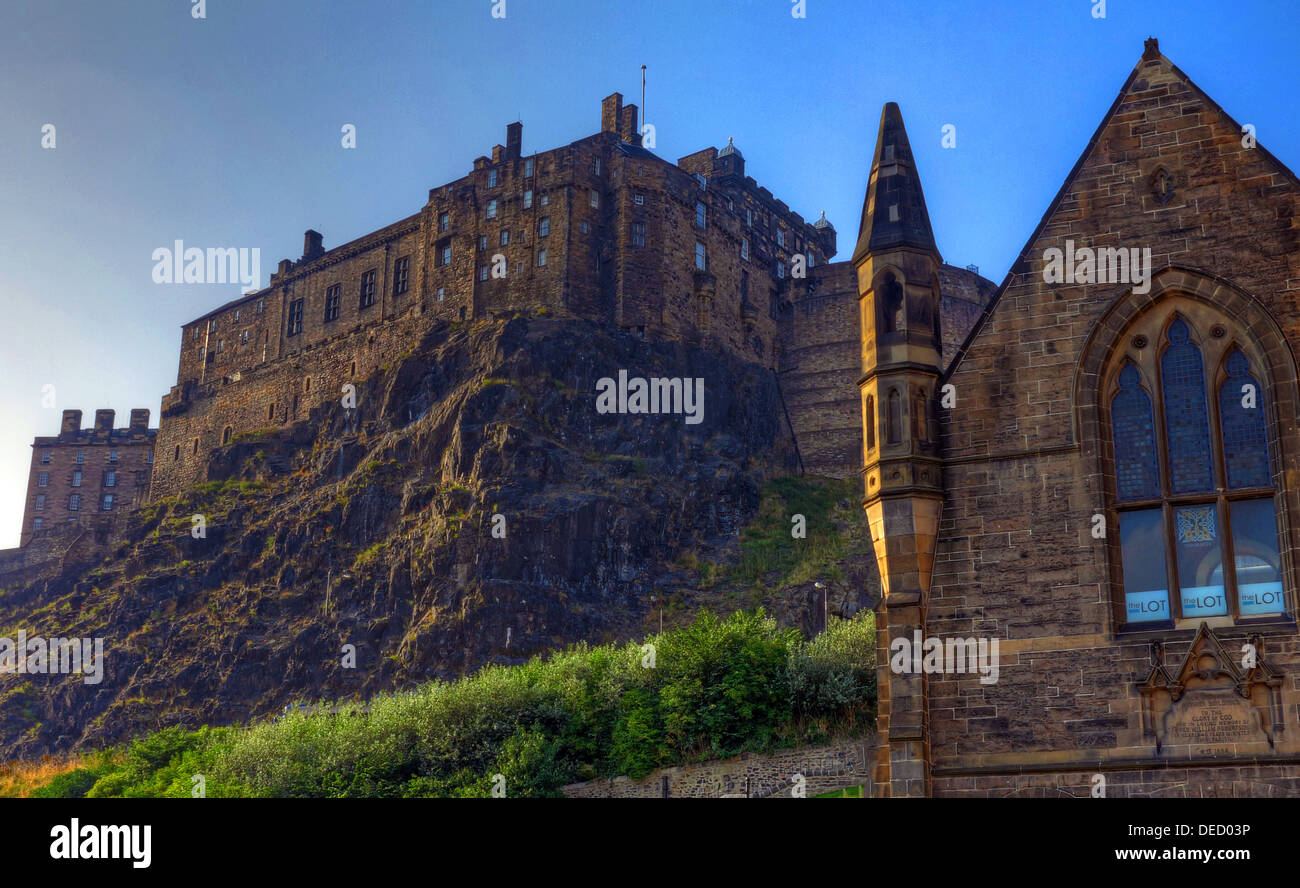 Vista panoramica del castello di Edimburgo, dal basso del Grassmarket, al tramonto, Edimburgo, Scozia, Regno Unito Foto Stock