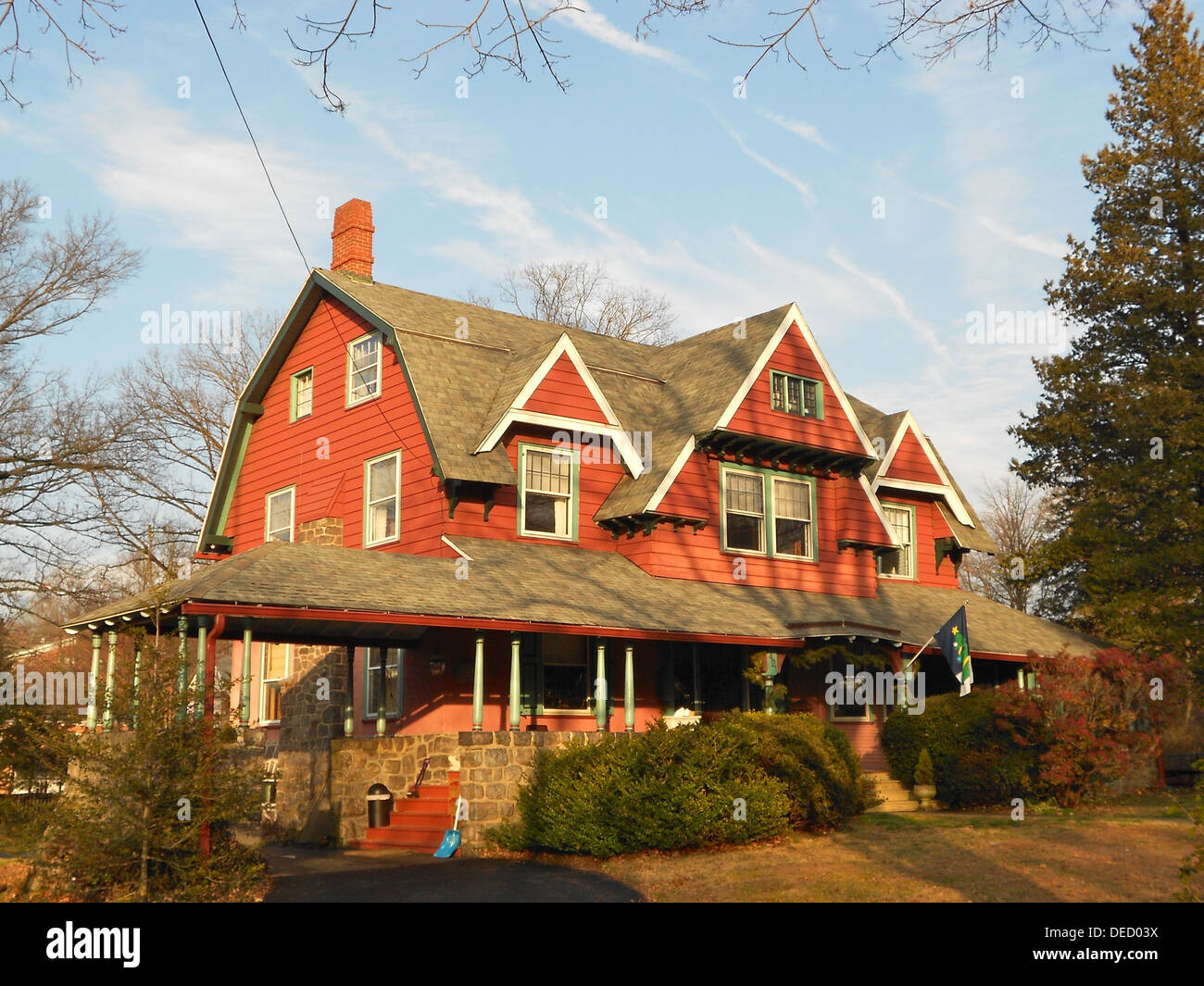 Questa casa, situata al 421 di Midland Avenue a Wayne, Pennsylvania, fa parte del South Wayne Historic District. E' un esempio ben conservato di architettura dei primi del XX secolo, che contribuisce al fascino storico della zona. Foto Stock Questa casa, situata al 421 di Midland Avenue a Wayne, Pennsylvania, fa parte del South Wayne Historic District. E' un esempio ben conservato di architettura dei primi del XX secolo, che contribuisce al fascino storico della zona. Foto Stock