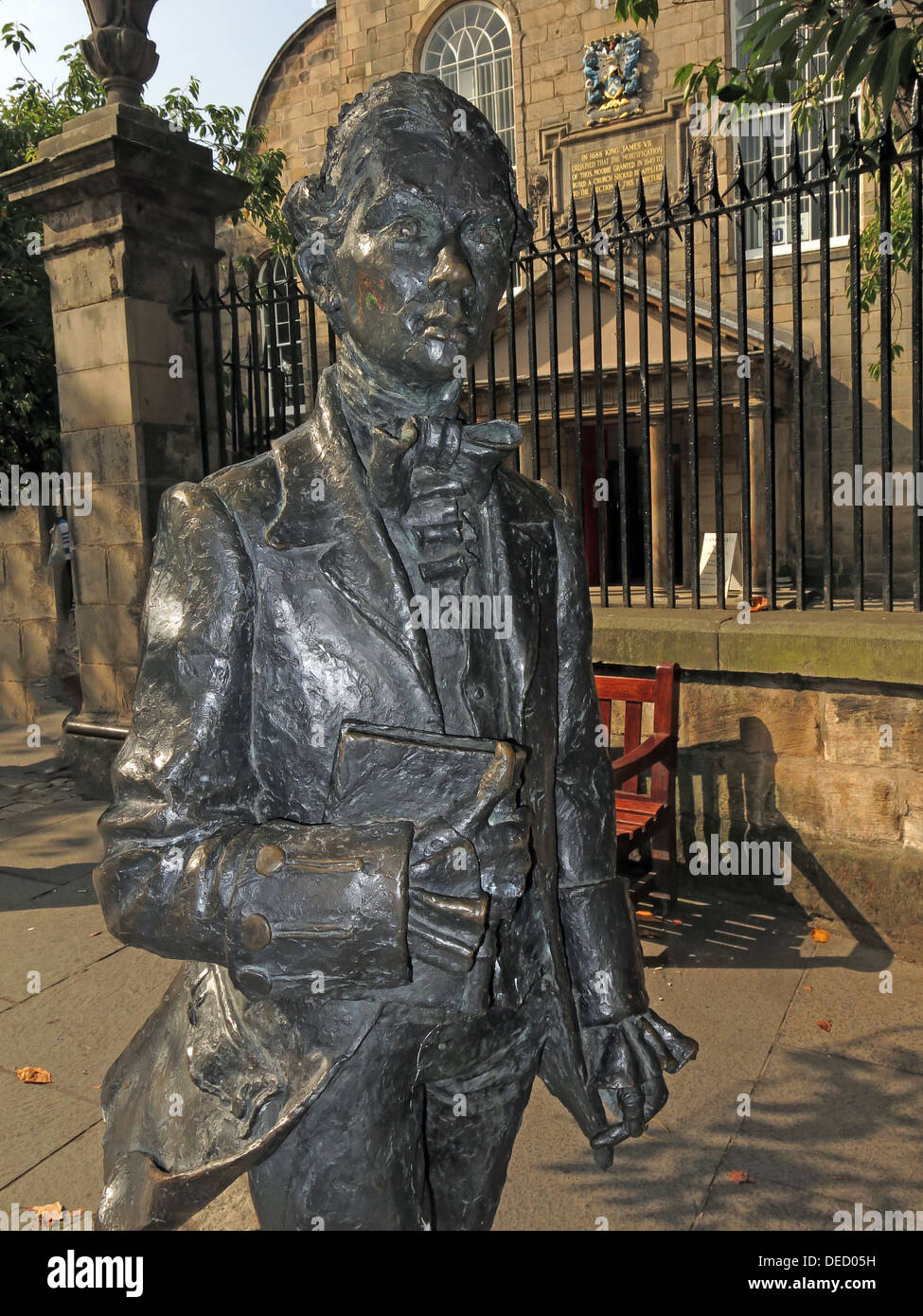Robert Fergusson poeta Scozzese statua in bronzo dal canongate Edinburgh Royal Mile. Foto Stock