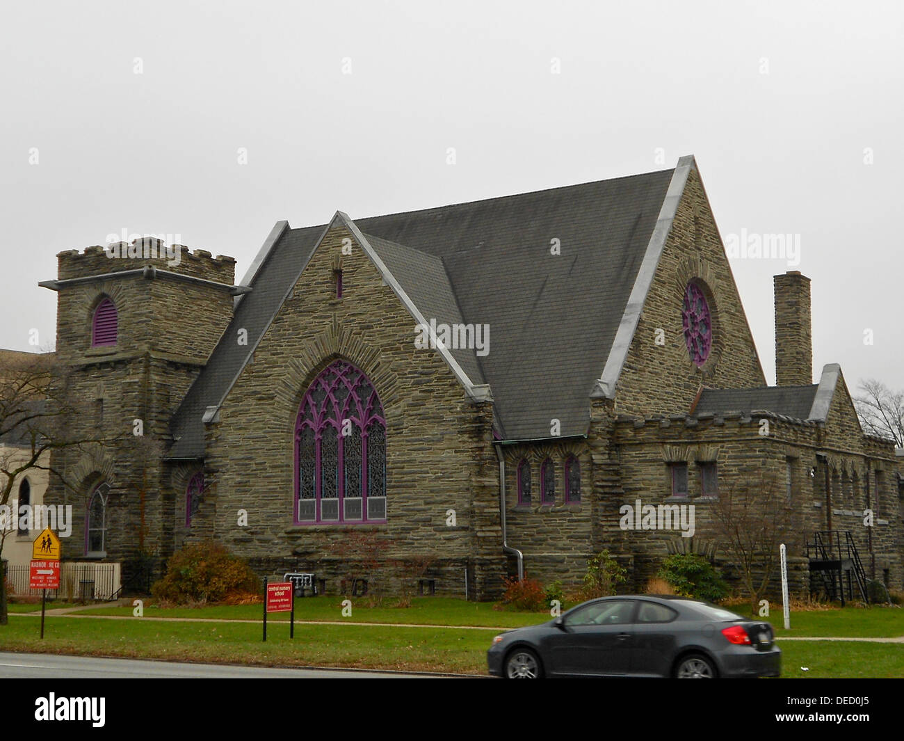 Edifici nel centro cittadino di Wayne quartiere storico sul NRHP dal Settembre 5, 2012. Il quartiere è grossomodo delimitata da Louella Ct., West Ave., e S. Wayne Ave., Wayne, Radnor Township, Delaware County, Pennsylvania. Questo è il nodo centrale della chiesa battista o Foto Stock