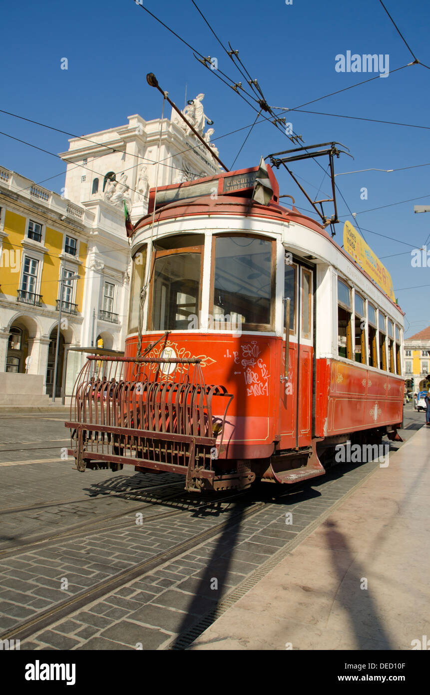 Il vecchio tram in piazza del palazzo o Piazza del Commercio, Lisbona, Portogallo. Foto Stock