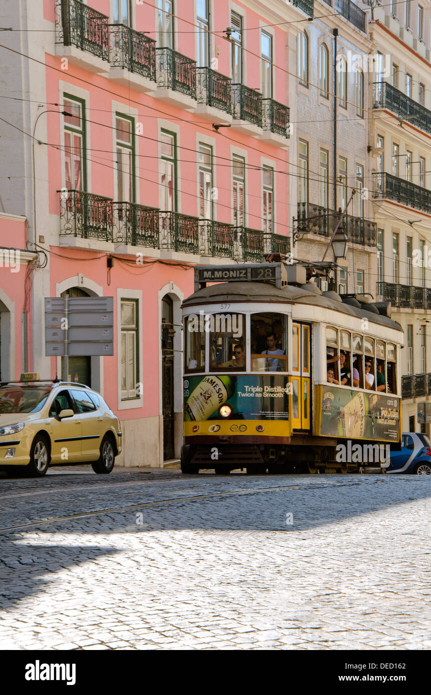 Linea 28, vecchio tram per le strade di Lisbona, Portogallo. Foto Stock