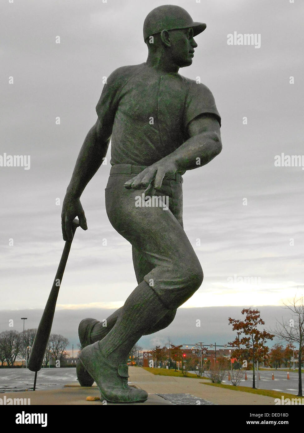 La scultura The batter o Full Swing di Joe Brown fu installata nel Veterans Stadium nel 1974 e successivamente trasferita al Citizens Bank Park. Questa scultura in bronzo, montata su una base in cemento, rappresenta un giocatore dinamico di baseball a metà corsa. Serve come tributo allo sport e agli stadi che hanno ospitato molti giochi iconici. Foto Stock
