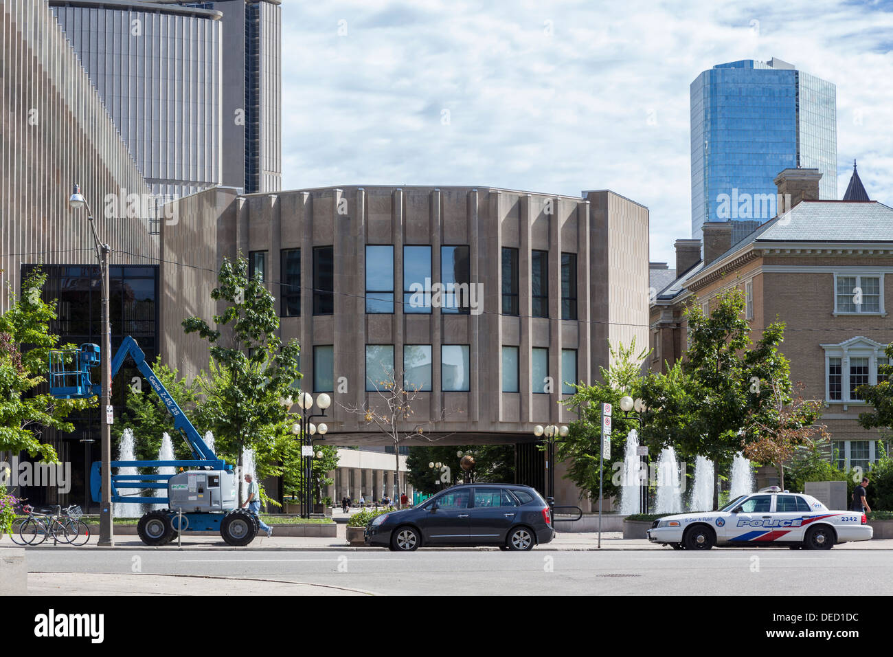 Corte superiore di giustizia e polizia parcheggiate auto - Viale Università di Toronto Foto Stock