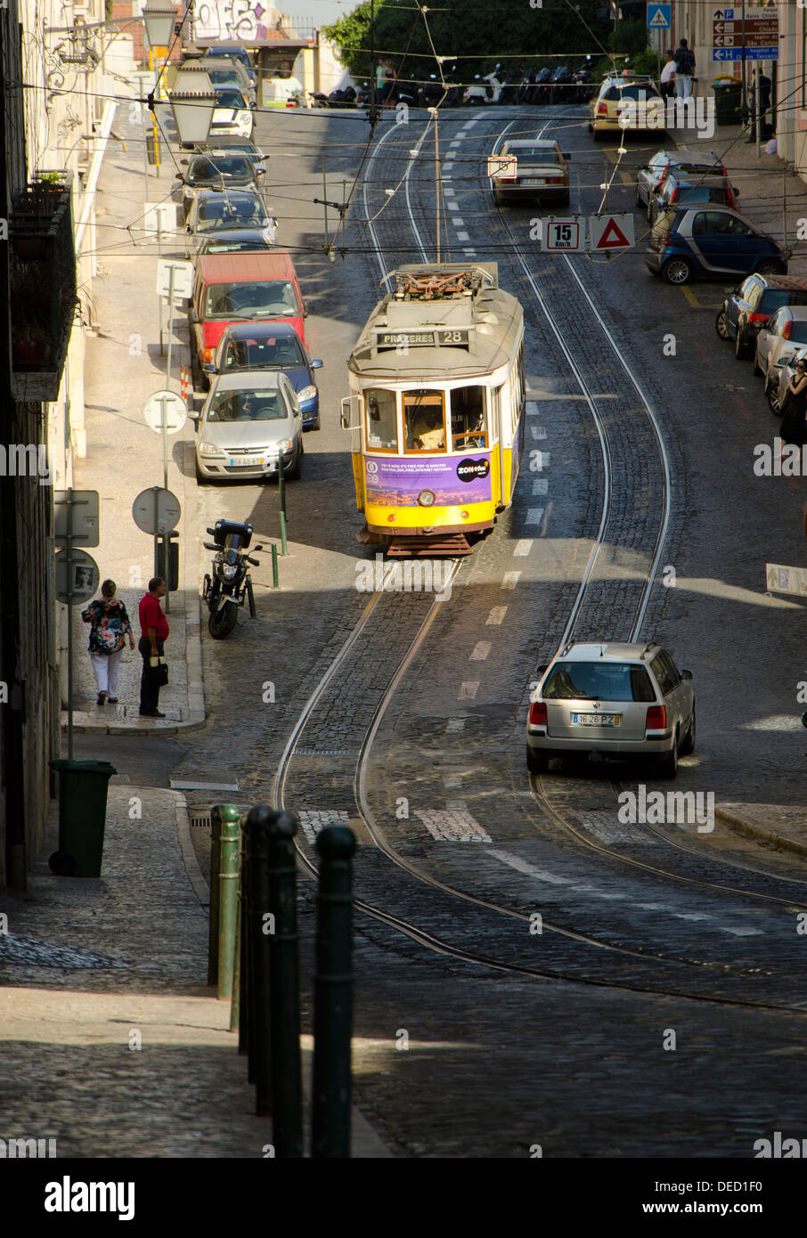 Linea 28, vecchio tram per le strade di Lisbona, Portogallo. Foto Stock