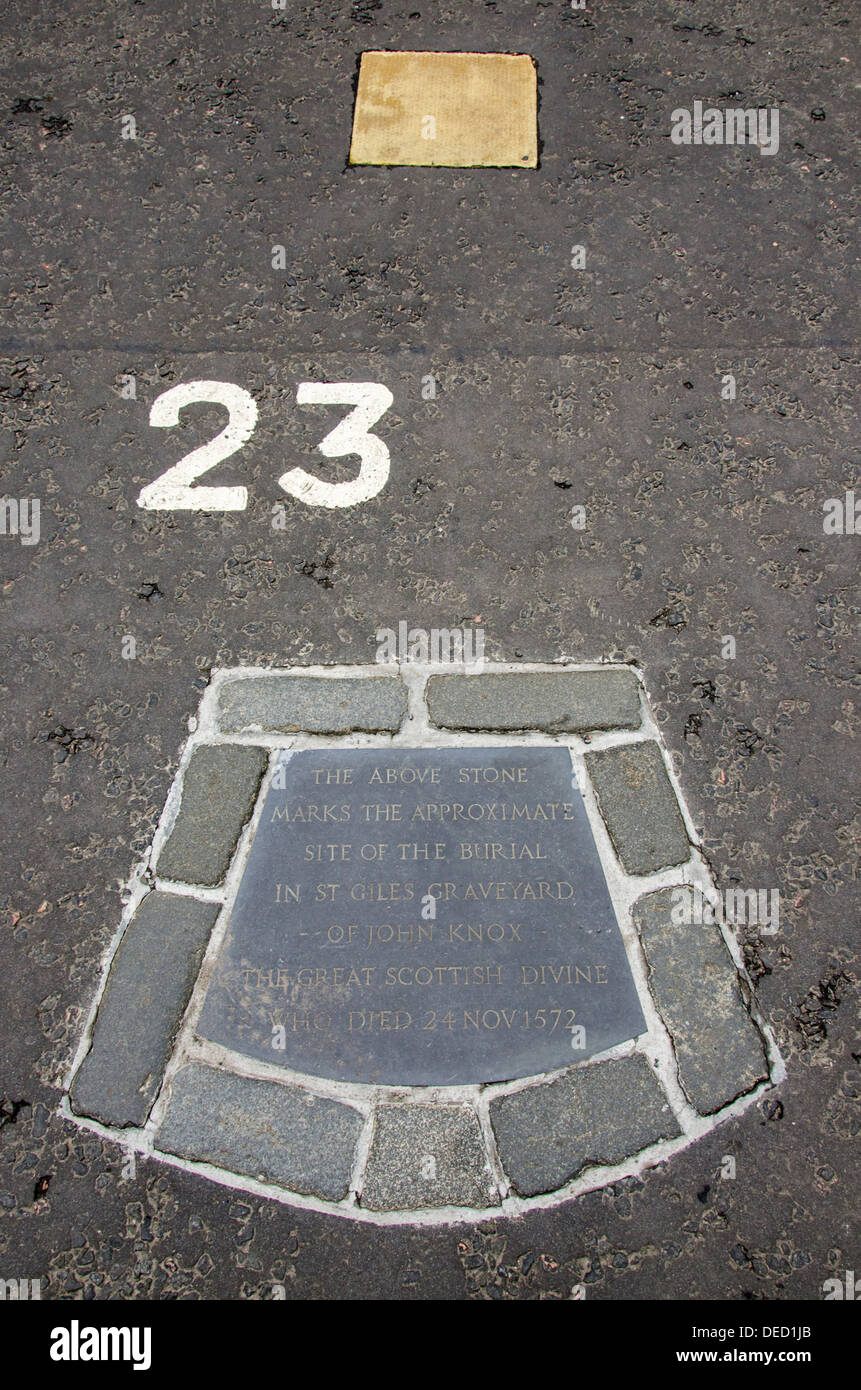 Una piastra segna la tomba di John Knox nel parcheggio dietro la Cattedrale di St Giles di Edimburgo. Foto Stock