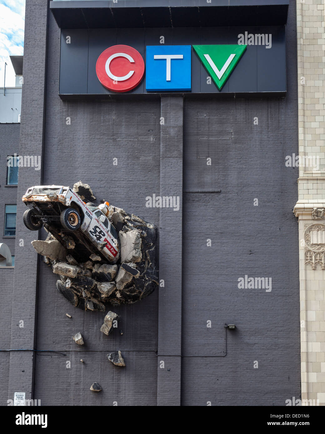 Il CTV segno e CP24 'Ultime notizie' van con ruote piroettanti in crash attraverso la parete - Queen Street West, Toronto Foto Stock