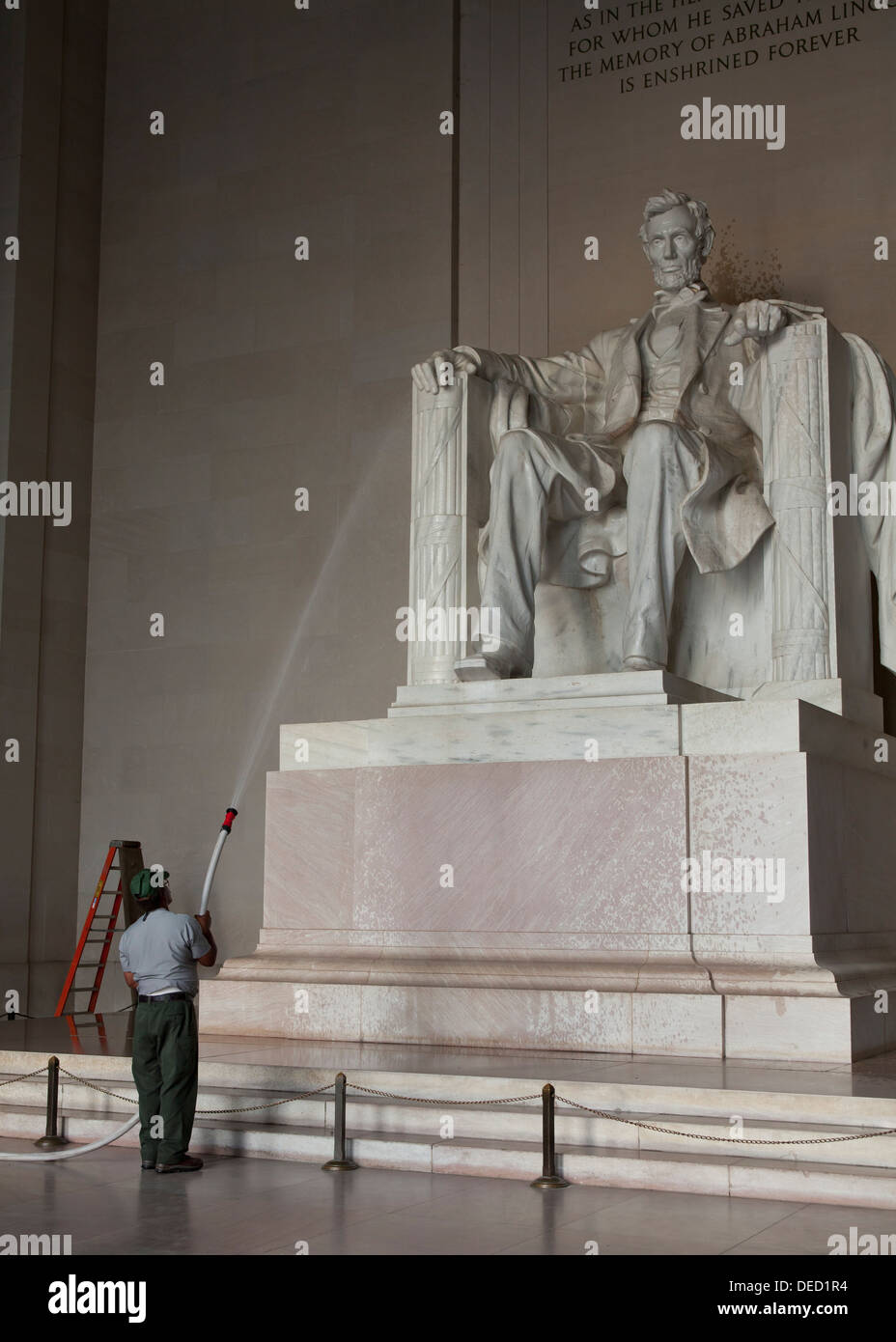 Manutenzione lavaggio uomo statua presso il Lincoln Memorial - Washington, DC, Stati Uniti d'America Foto Stock