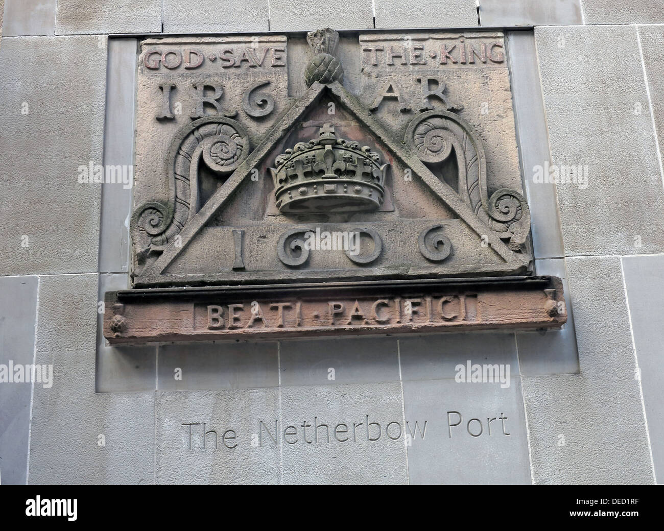 Pietre di cresta che indica la posizione della porta Netherbow Canongate Royalmile Edinburgh Scotland Regno Unito Foto Stock