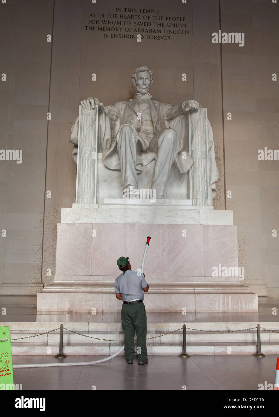Manutenzione lavaggio uomo statua presso il Lincoln Memorial - Washington, DC, Stati Uniti d'America Foto Stock