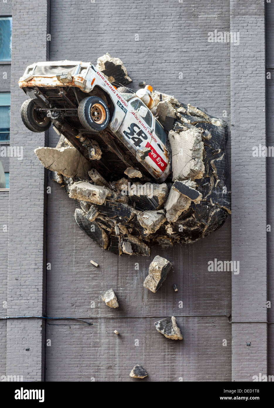 CP24 'Ultime notizie' van con ruote piroettanti in crash attraverso la parete di edificio - Queen Street West, Toronto Foto Stock