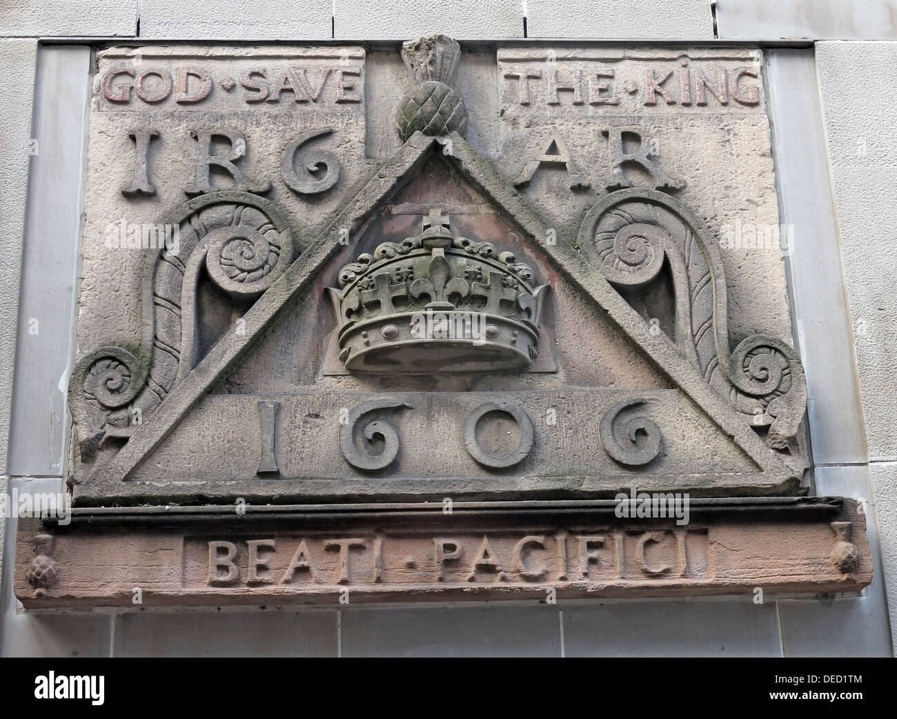 Pietre di cresta che indica la posizione della porta Netherbow Canongate Royalmile Edinburgh Scotland Regno Unito Foto Stock