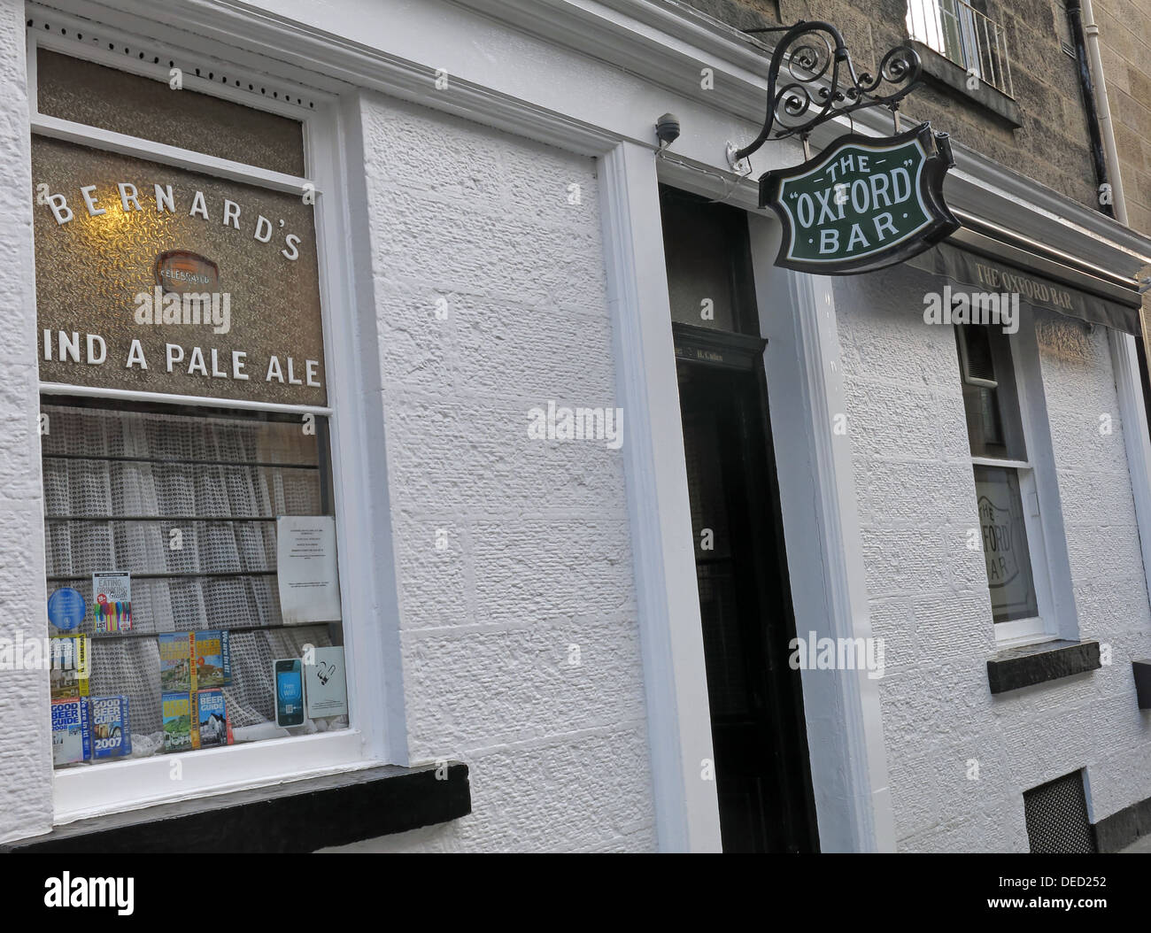 Oxford Bar esterno una Public House situato sul giovane Street, nella città nuova di Edimburgo, in Scozia. Ispettore Rebus locale Foto Stock