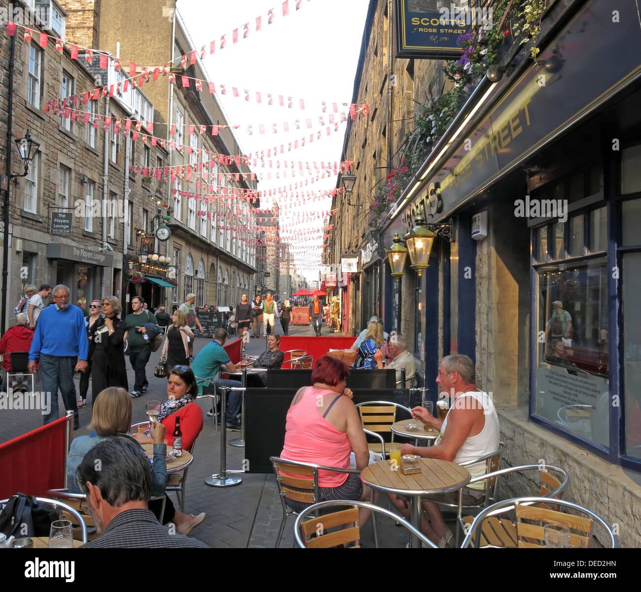 I bar e i visitatori in rosa St Edimburgo città vecchia Scozia Scotland Foto Stock