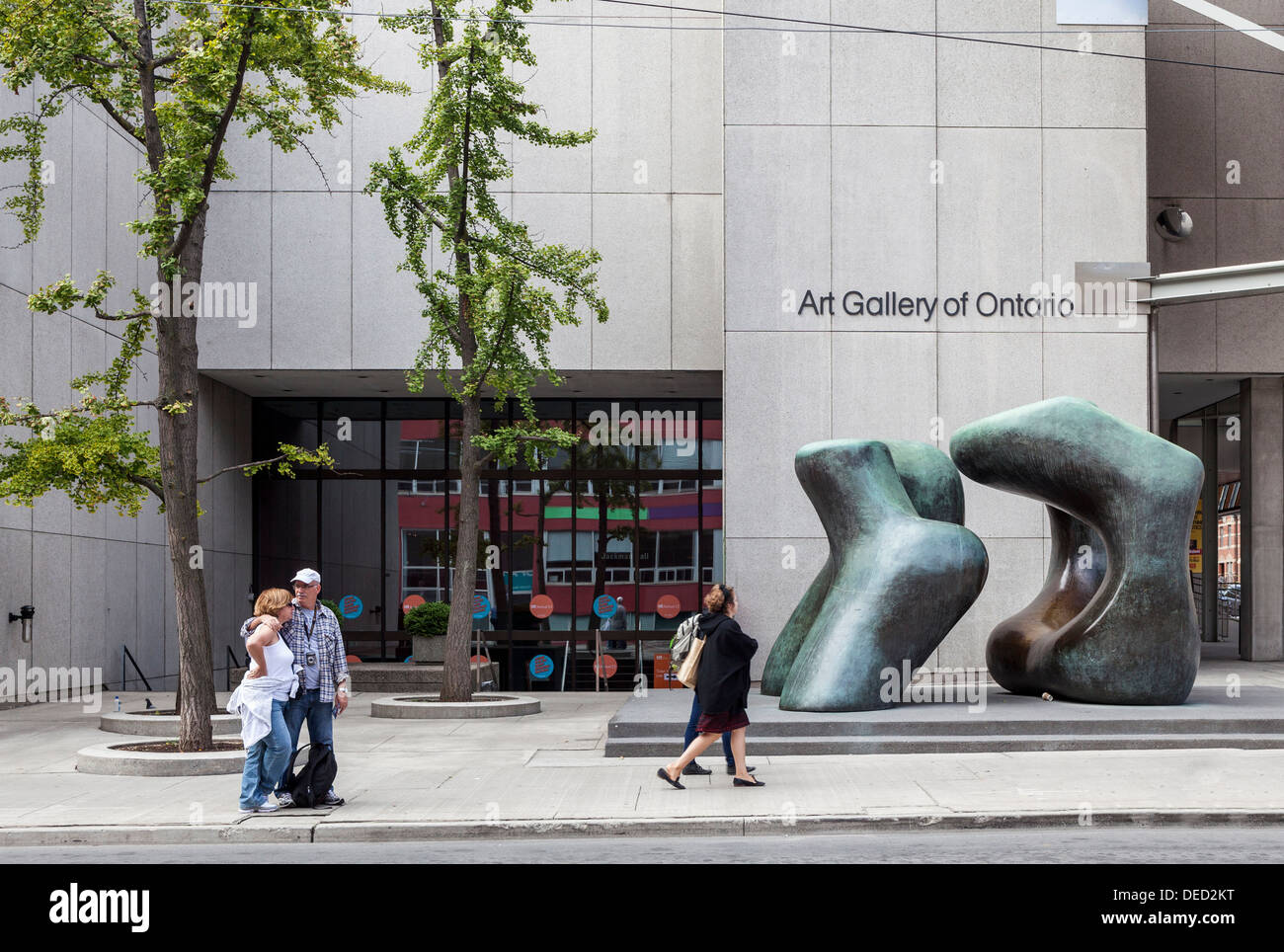 "Due forme' - un grande Henry Moore artwork fuori l'ingresso della Galleria d'Arte di Ontario in Dundas Street, Toronto Foto Stock