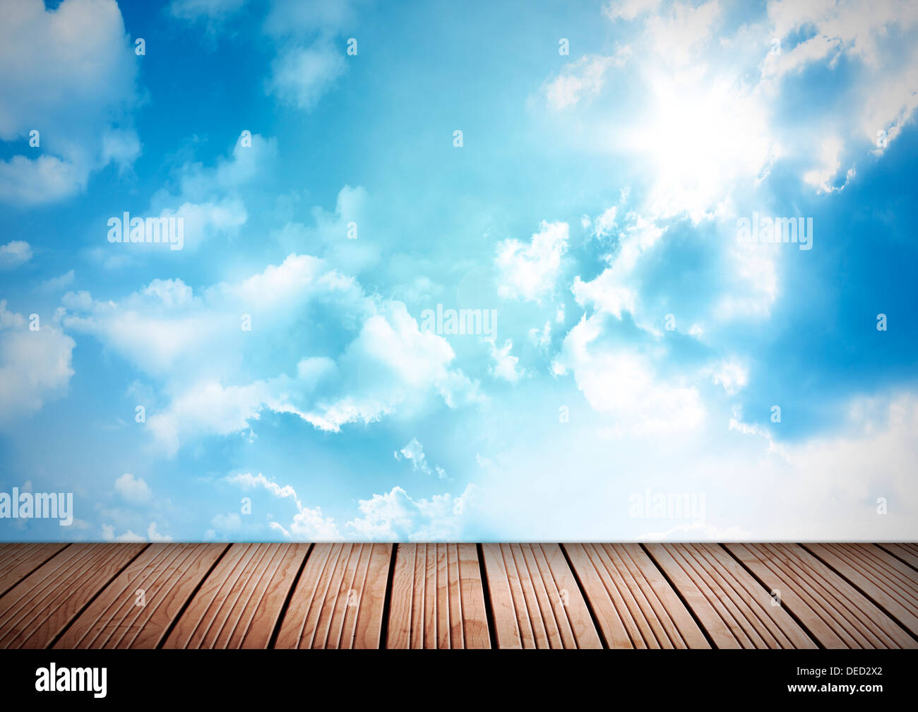 Decking in legno schede e cielo blu Foto Stock