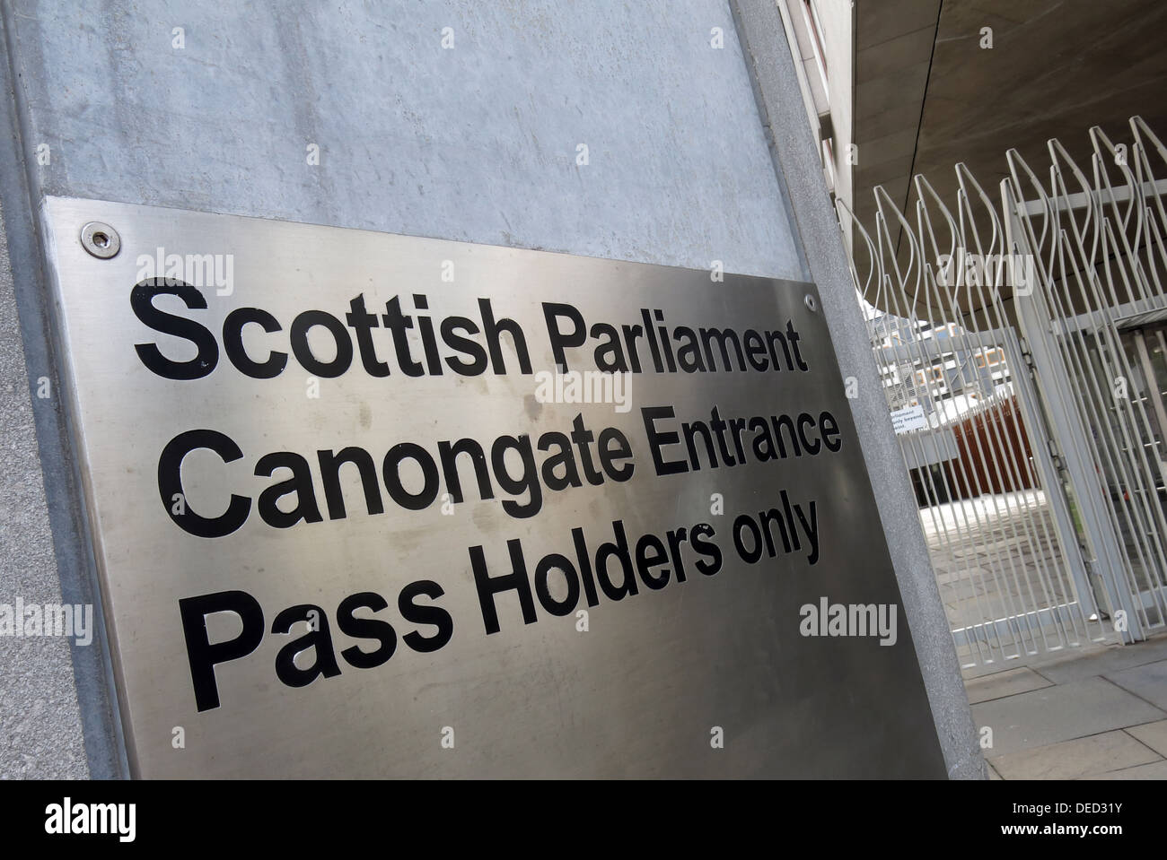 Il Parlamento Scozzese Canongate ingresso / Governo di Edimburgo che dovrebbe essere a casa di una Scozia indipendente Foto Stock