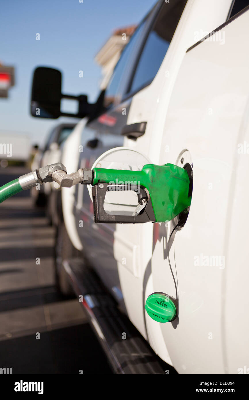 Chevy carrello di rifornimento con carburante diesel a gas station - USA Foto Stock