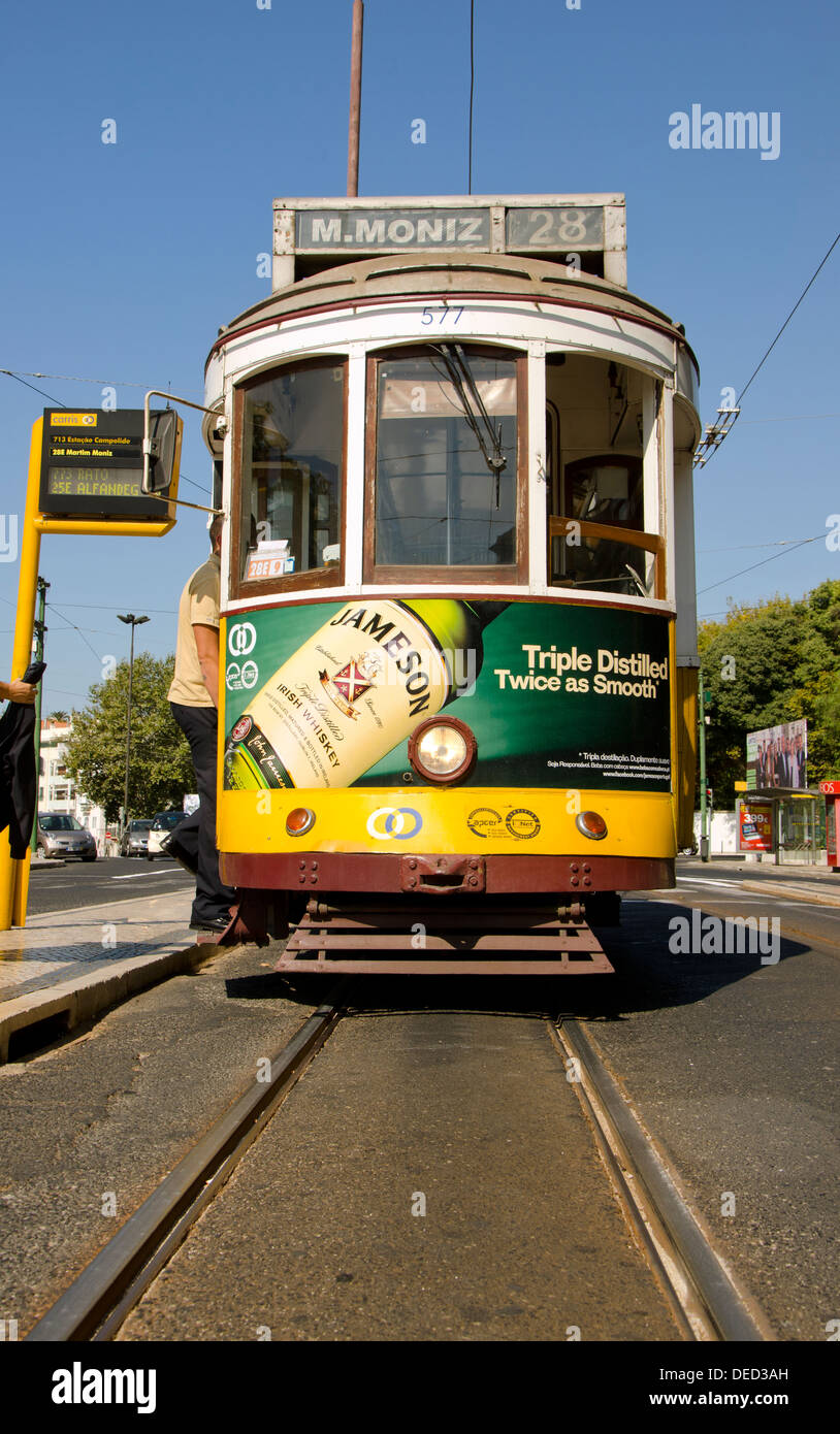 Linea 28, vecchio tram per le strade di Lisbona, Portogallo. Foto Stock