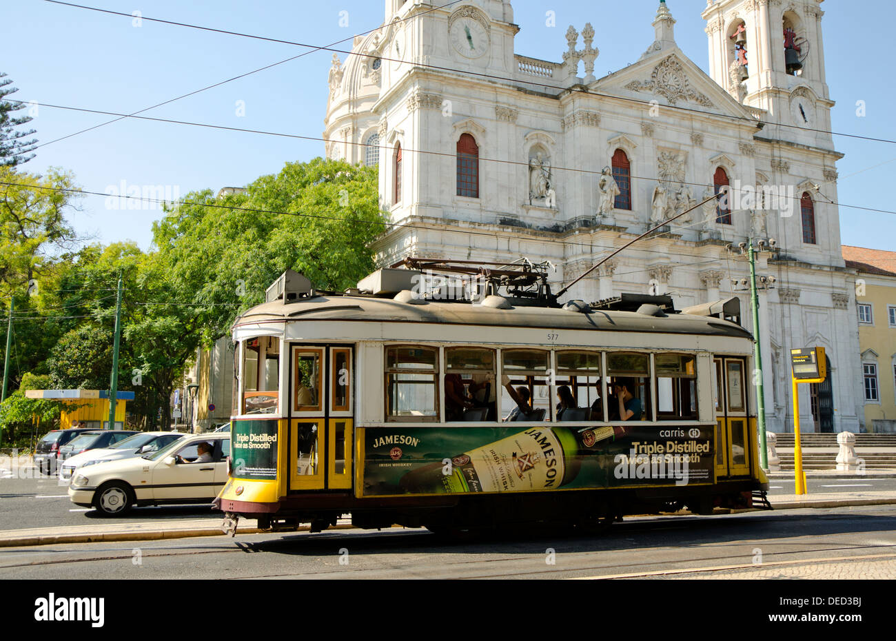 Il vecchio tram elettrico davanti alla basilica da Estrela Chiesa di Lisbona, Portogallo. Foto Stock