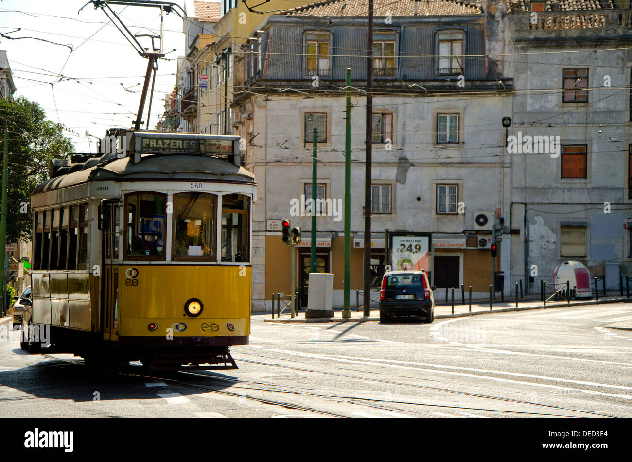 Avvicinando il vecchio tram elettrico per le strade di Lisbona Portogallo Foto Stock