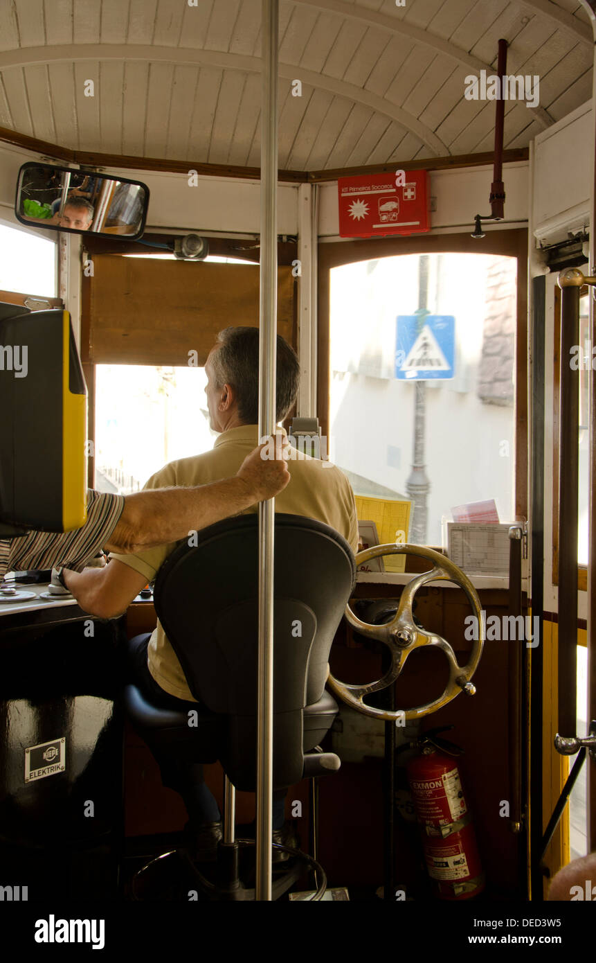Il conduttore di uno dei vecchi tram elettrico per le strade di Lisbona, Portogallo. Foto Stock