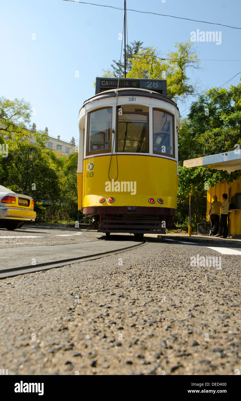 Avvicinando il vecchio tram elettrico per le strade di Lisbona Portogallo Foto Stock