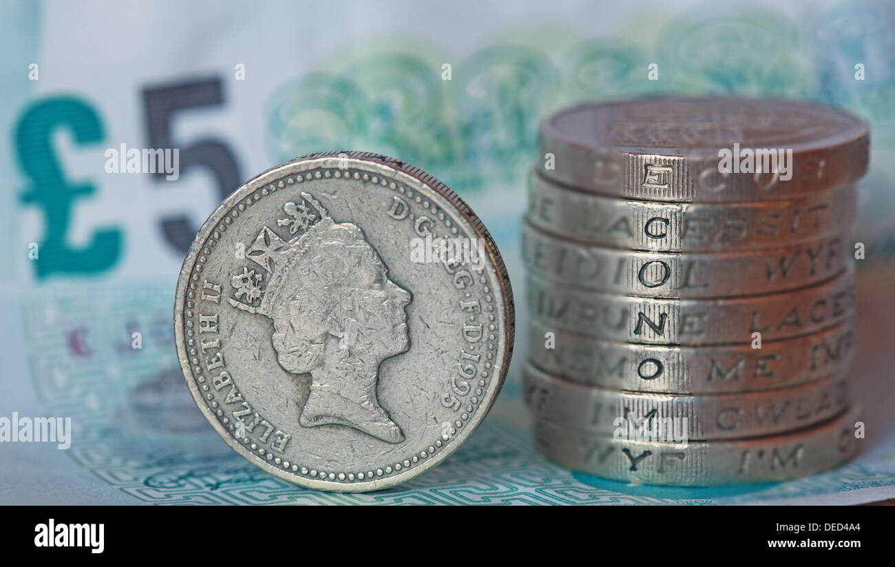 British Pound Sterling monete impilate l economia di ortografia Foto Stock