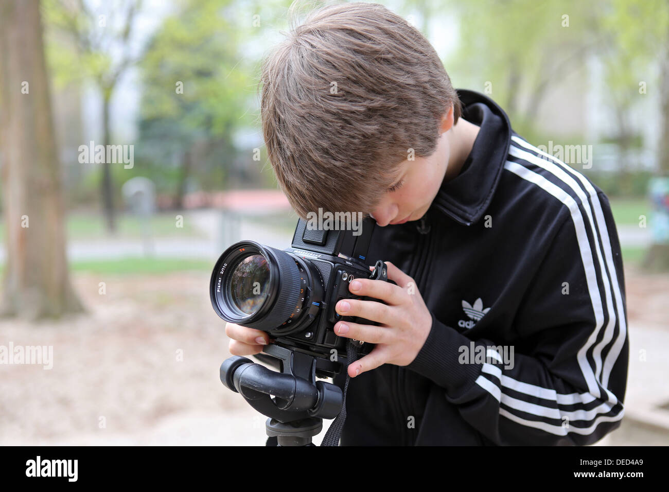 Berlino, Germania, ragazzo fotografato con una Hasselblad fotocamera medio formato Foto Stock