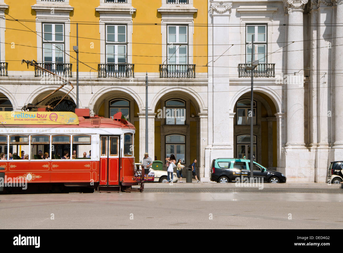Il vecchio tram elettrico sulla piazza del commercio a Lisbona, Portogallo. Foto Stock