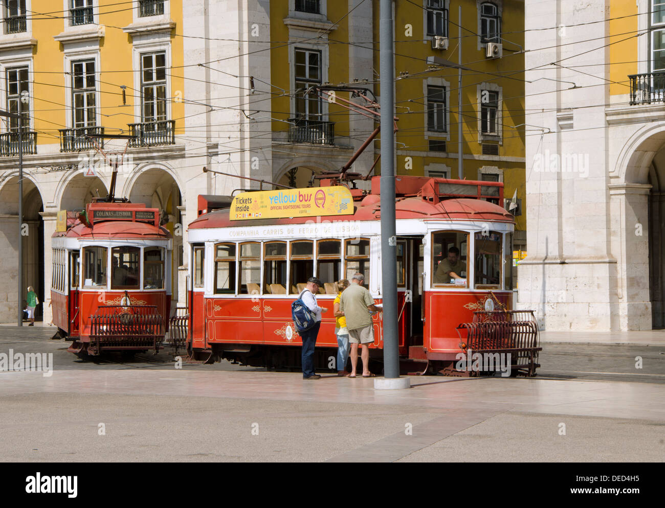 Vecchio elettrico tram turistico sulla piazza del commercio a Lisbona, Portogallo. Foto Stock