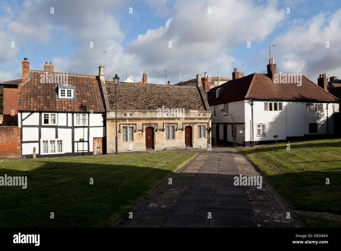 Cottage vicino alla Chiesa di San Giovanni Battista, Devizes, Wiltshire, Inghilterra, Regno Unito Foto Stock