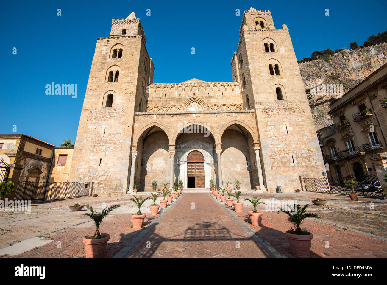 Il Duomo di Cefalù in Sicilia sulla giornata di sole nel mese di luglio. Foto Stock Il Duomo di Cefalù in Sicilia sulla giornata di sole nel mese di luglio. Foto Stock