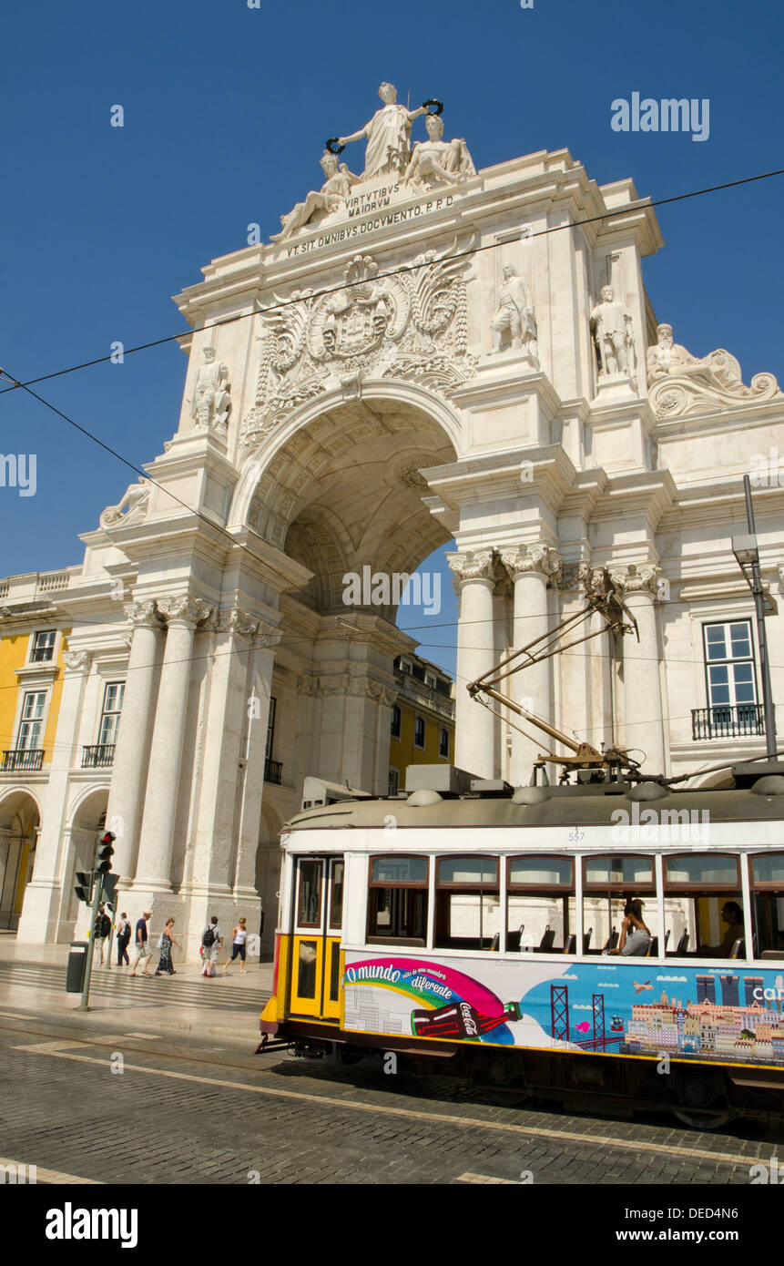 Il vecchio tram elettrico sulla piazza del commercio a Lisbona, Portogallo. Foto Stock