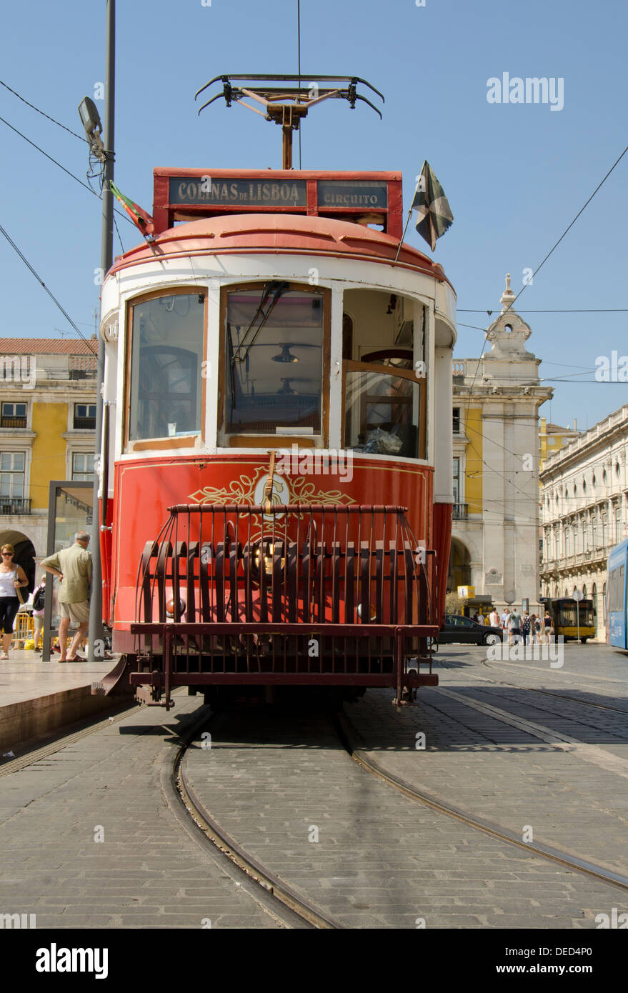 Vecchio elettrico tram turistico sulla piazza del commercio a Lisbona, Portogallo. Foto Stock