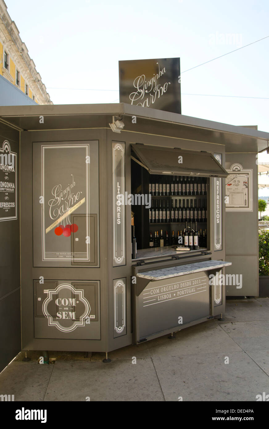 Ginja o Ginjinha kiosk. Nel centro di Lisbona. Un popolare portoghese Liquore di ciliegia. Il Portogallo. Foto Stock