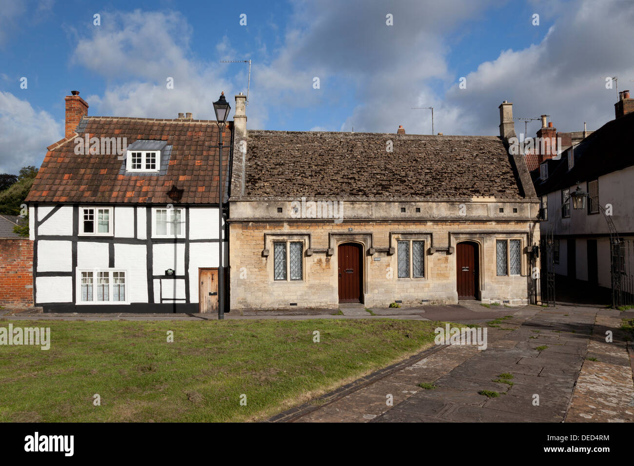 Cottage vicino alla Chiesa di San Giovanni Battista, Devizes, Wiltshire, Inghilterra, Regno Unito Foto Stock