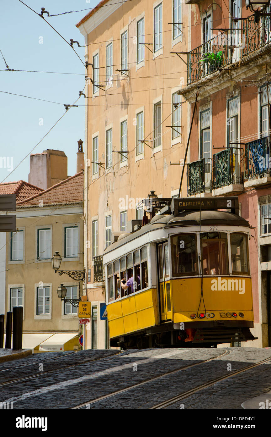 Il vecchio tram in Alfama area di Lisbona, Portogallo. Foto Stock