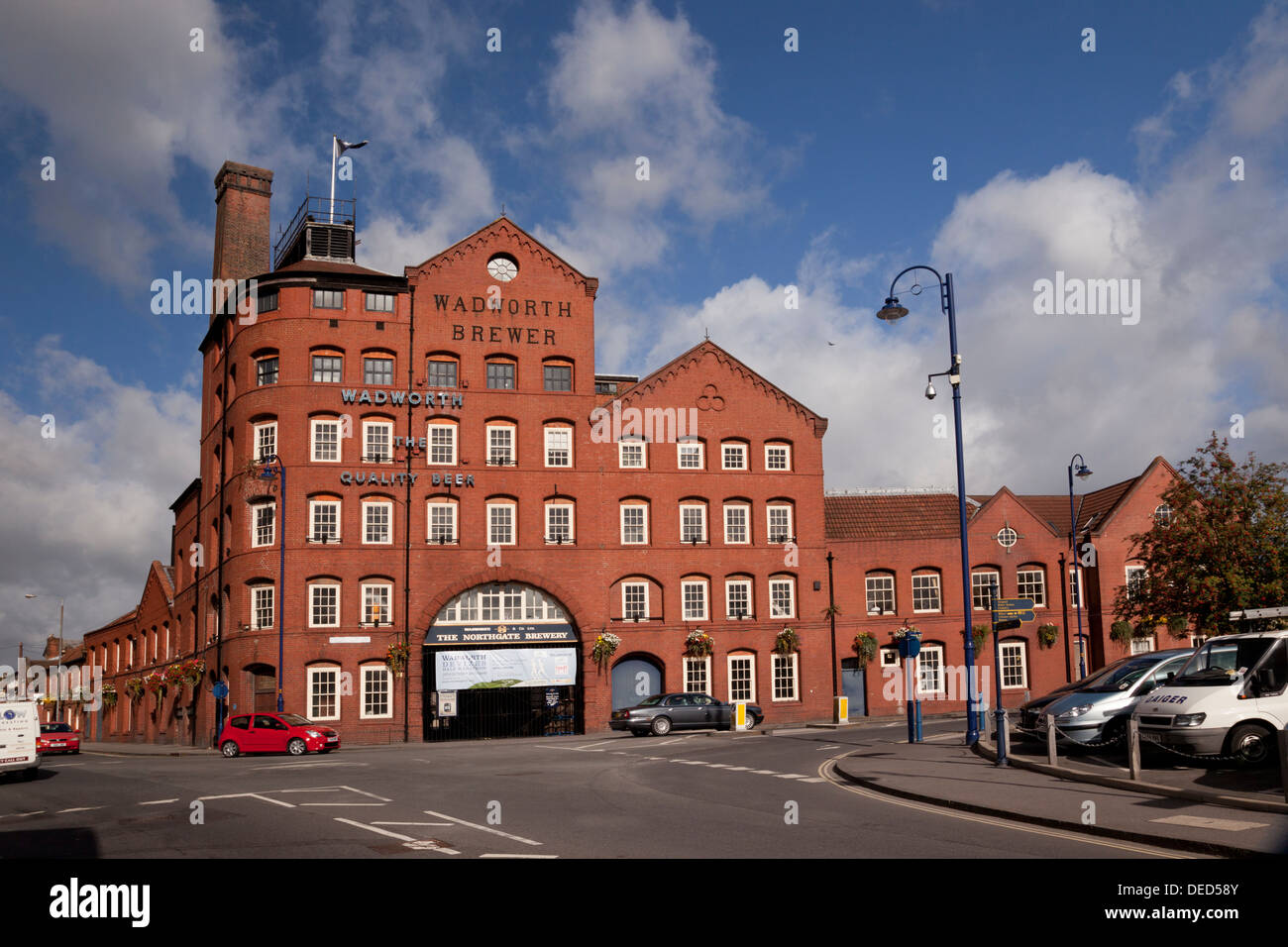 L'iconico edificio di grado II, classificato in rosso, della Wadworth Brewery a Devizes, Wiltshire, Inghilterra, Regno Unito Foto Stock