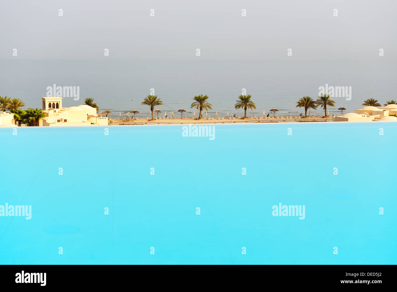 La vista dalla piscina sulla spiaggia, Ras al Khaima, EMIRATI ARABI UNITI Foto Stock