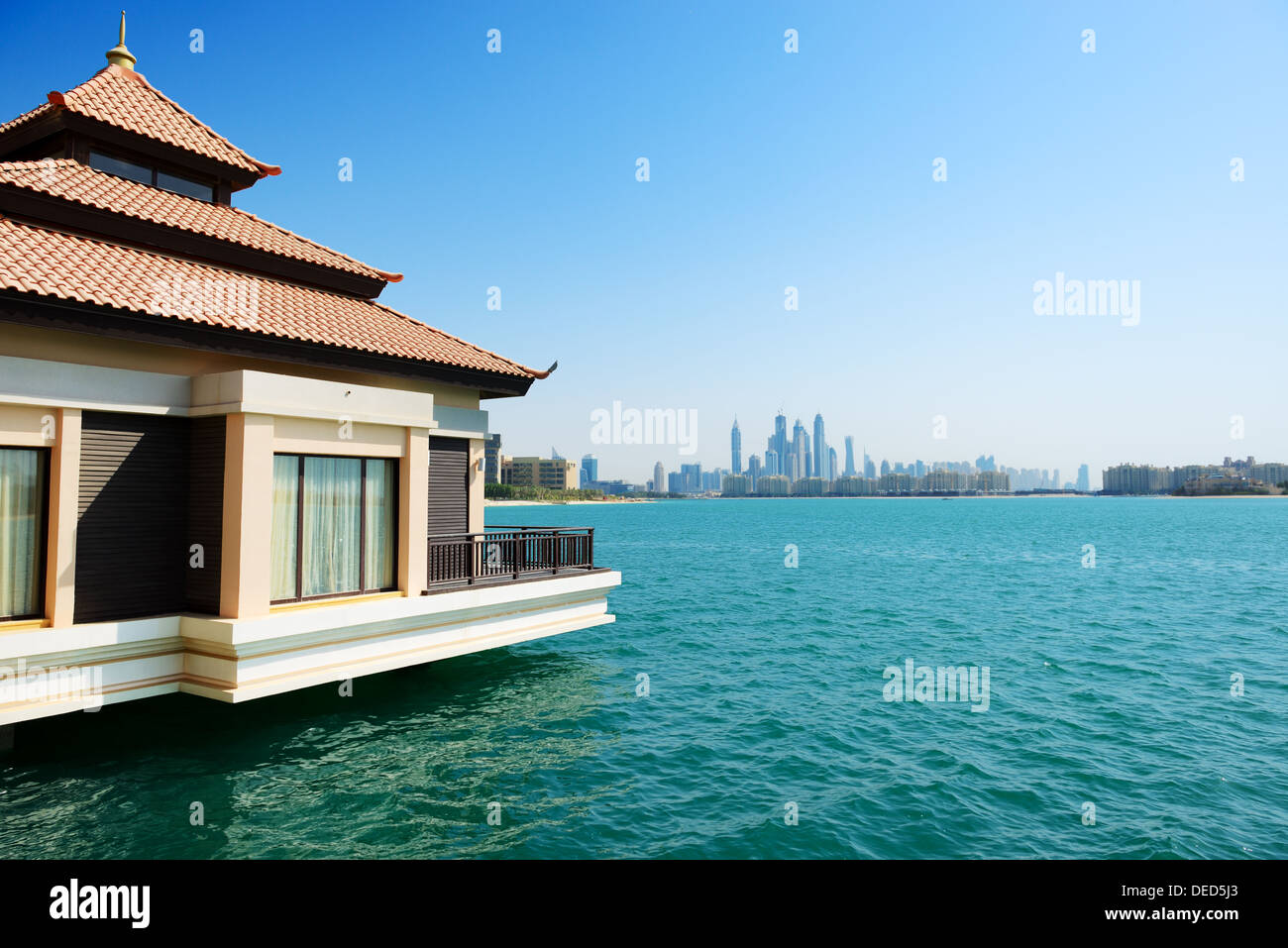 La vista dalla villa di lusso su Palm Jumeirah man-made isola sulla città, Dubai, Emirati arabi uniti Foto Stock