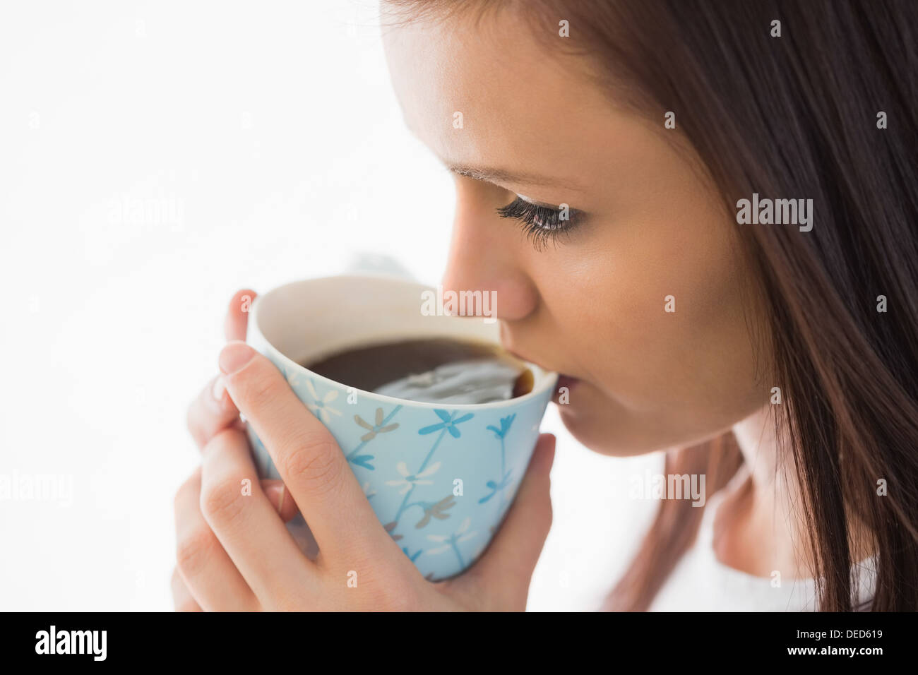 Calma ragazza bevendo una tazza di caffè Foto Stock