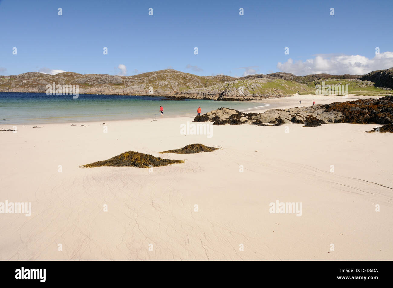 Spiaggia di sabbia bianca di: Achmelvich Beach, Assynt, Sutherland, a nord-ovest della Scozia Foto Stock