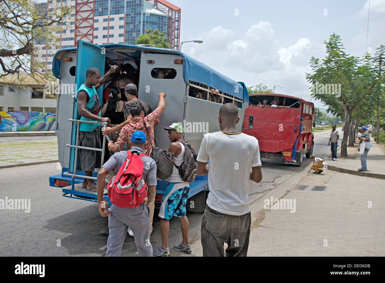 Santiago de Cuba, Cuba, i passeggeri ottengono un carrello in un pullman privato Foto Stock
