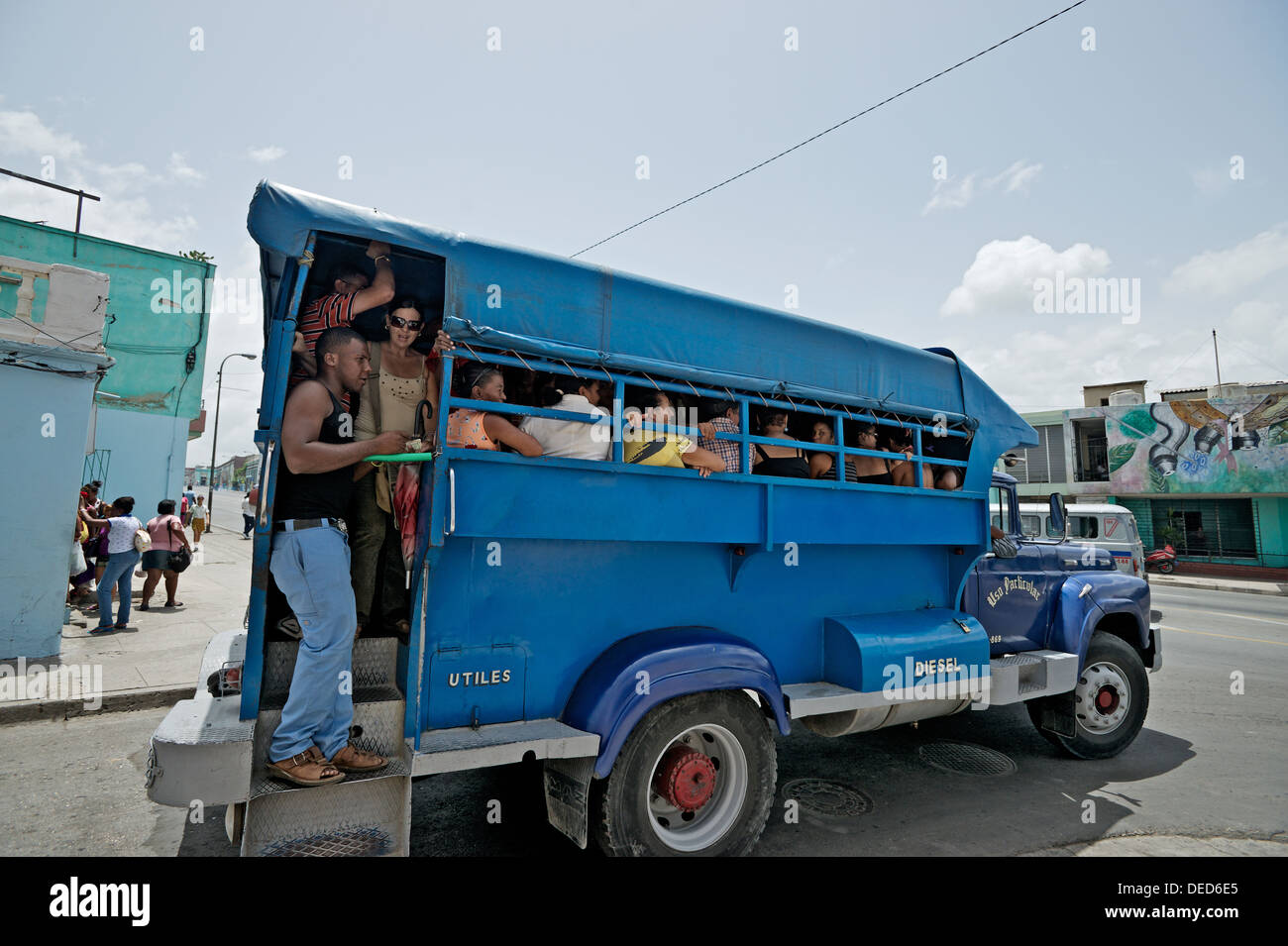 Santiago de Cuba, Cuba, a pieno carico, Private Bus carrello Foto Stock