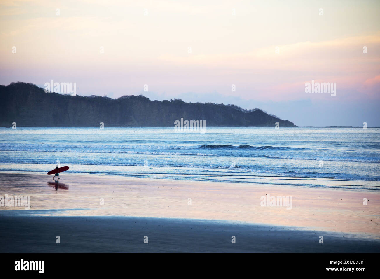 Lone surfer su Nosara beach, Costa Rica Foto Stock