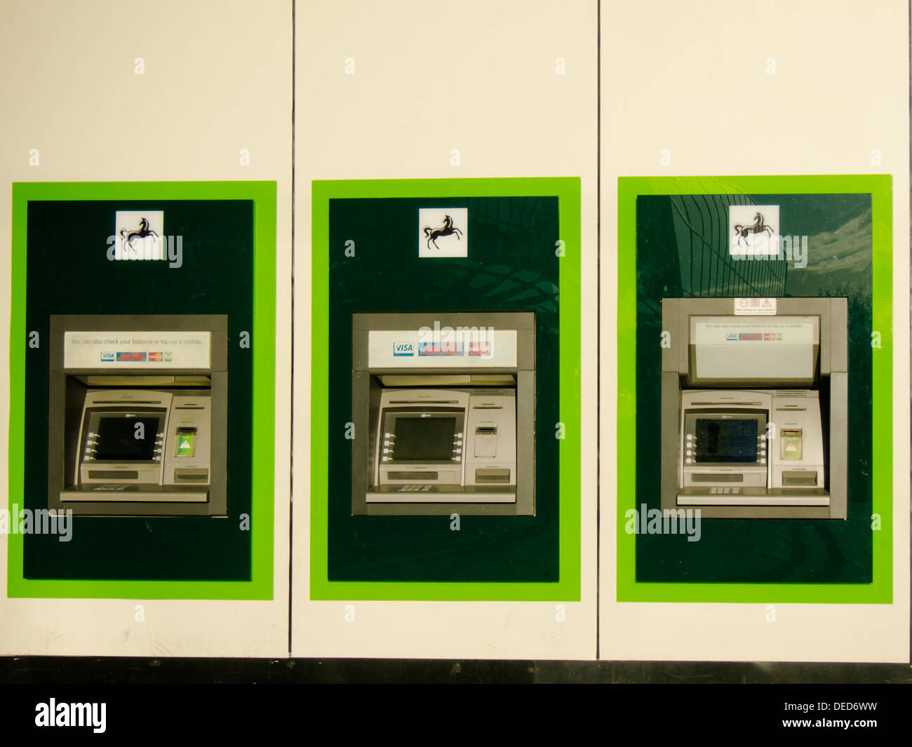 Una fila di ATM, Bancomat, macchine appartenenti al Lloyd's Bank Foto Stock
